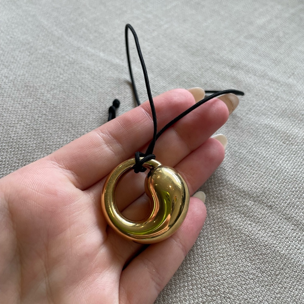 💛Tiffany & Co.💛Elsa Peretti XL Eternal Circle 18 Karat YG Pendant on Cord - Picture 10 of 11